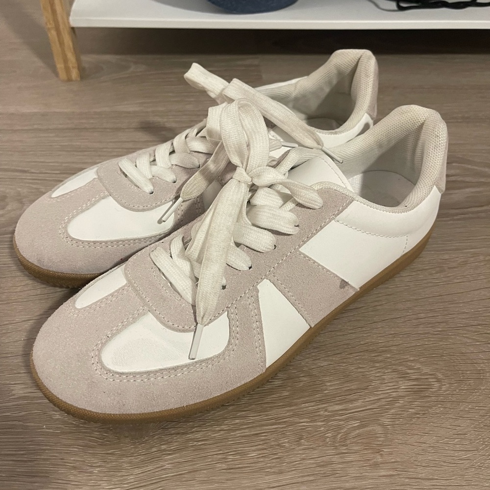 Women’s shoes size 8.5
